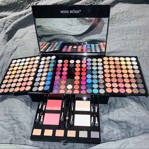 Miss rose make up palette. - Picture 1 of 4